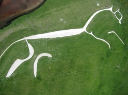 https://upload.wikimedia.org/wikipedia/commons/f/f3/Aerial_view_from_Paramotor_of_Uffington_White_Horse_-_geograph.org.uk_-_305467.jpg